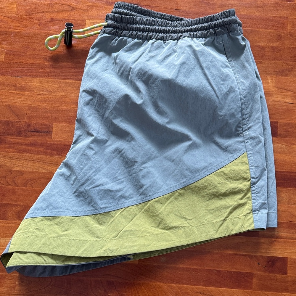 Lululemon Athletica “Evergreen Hi Rise” Yellow-Green and Gray Shorts - Picture 3 of 10